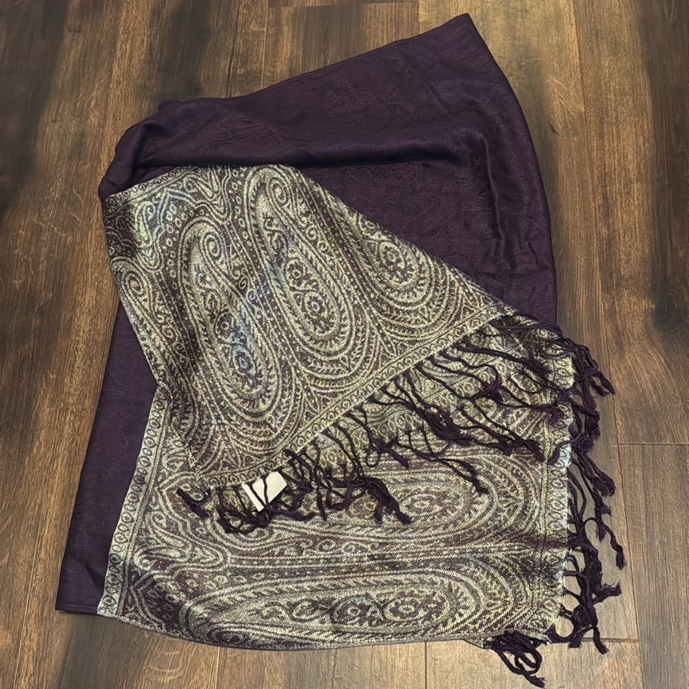 Very Moda Purple Metallic Gold Paisley Print Pashmina 
Scarf NWT